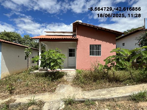 Vende-se em Monsenhor Gil-PI  Casa, 52.00 de área total, 52.00 de área privativa, 200.00 de área do terreno,  2_qto(s), WC, 1_sala(s), cozinha.