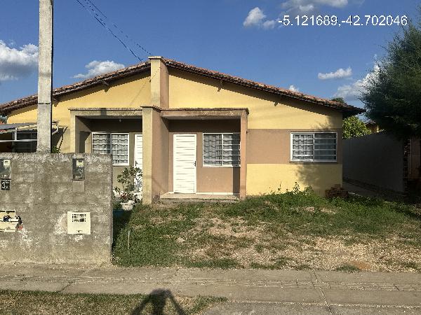 Vende-se em Teresina-PI  Casa, 50.13 de área privativa, 176.60 de área do terreno,  2_qto(s), WC, 1_sala(s), cozinha.