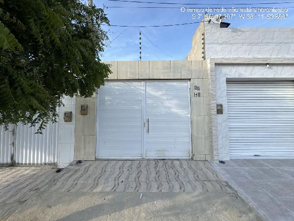 Vende-se em Santa Cruz Do Capibaribe-PE  Casa, 69.80 de área total, 69.80 de área privativa, 70.00 de área do terreno,  2_qto(s), a.serv, 1_sala(s), cozinha, 1_vaga(s) de garagem.