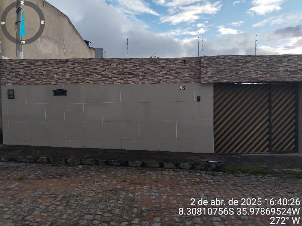 Vende-se em Caruaru-PE  Casa, 144.67 de área total, 144.67 de área privativa, 200.00 de área do terreno,  2_qto(s), a.serv, WC, 1_sala(s), cozinha, Terraco, 1_vaga(s) de garagem.
