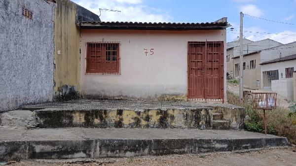 Vende-se em Gravata-PE  Casa, 52.32 de área total, 52.32 de área privativa, 131.25 de área do terreno,  2_qto(s), WC, 2_sala(s), cozinha.