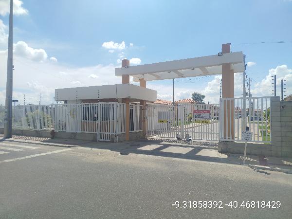 Vende-se em Petrolina-PE  apto, 123.48 de área total, 47.49 de área privativa,  2_qto(s), varanda, a.serv, WC, 1_sala(s), cozinha.