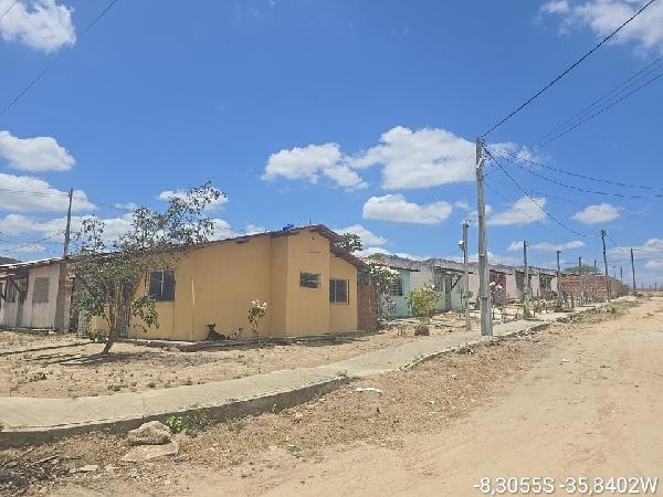 Vende-se em Bezerros-PE  Casa, 67.15 de área privativa, 125.00 de área do terreno,  2_qto(s), a.serv, WC, 1_sala(s), cozinha, Terraco, 1_vaga(s) de garagem.