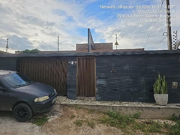 Vende-se em Gravata-PE  Casa, 153.11 de área total, 153.11 de área privativa, 300.00 de área do terreno,  3_qto(s), a.serv, WC, WC Emp, 1_sala(s), cozinha, 1_vaga(s) de garagem.