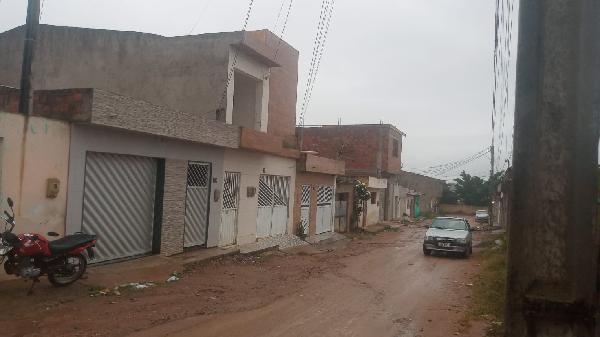 Vende-se em Bezerros-PE  Casa, 78.19 de área privativa, 200.00 de área do terreno,  2_qto(s), WC, 1_sala(s), sacada, cozinha, 1_vaga(s) de garagem.
