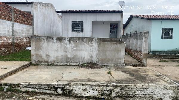 Vende-se em Flores-PE  Casa, 56.10 de área total, 56.10 de área privativa, 160.00 de área do terreno,  3_qto(s), a.serv, WC, 1_sala(s), cozinha.