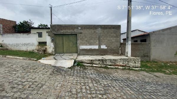 Vende-se em Flores-PE  Casa, 56.10 de área total, 56.10 de área privativa, 160.00 de área do terreno,  3_qto(s), WC, 1_sala(s), cozinha, Terraco, 1_vaga(s) de garagem.
