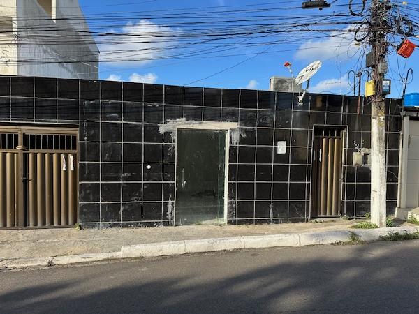 Vende-se em Olinda-PE  Casa, 185.02 de área total, 185.02 de área privativa, 200.00 de área do terreno,  3_qto(s), a.serv, WC, 1_sala(s), cozinha, Terraco, 1_vaga(s) de garagem.