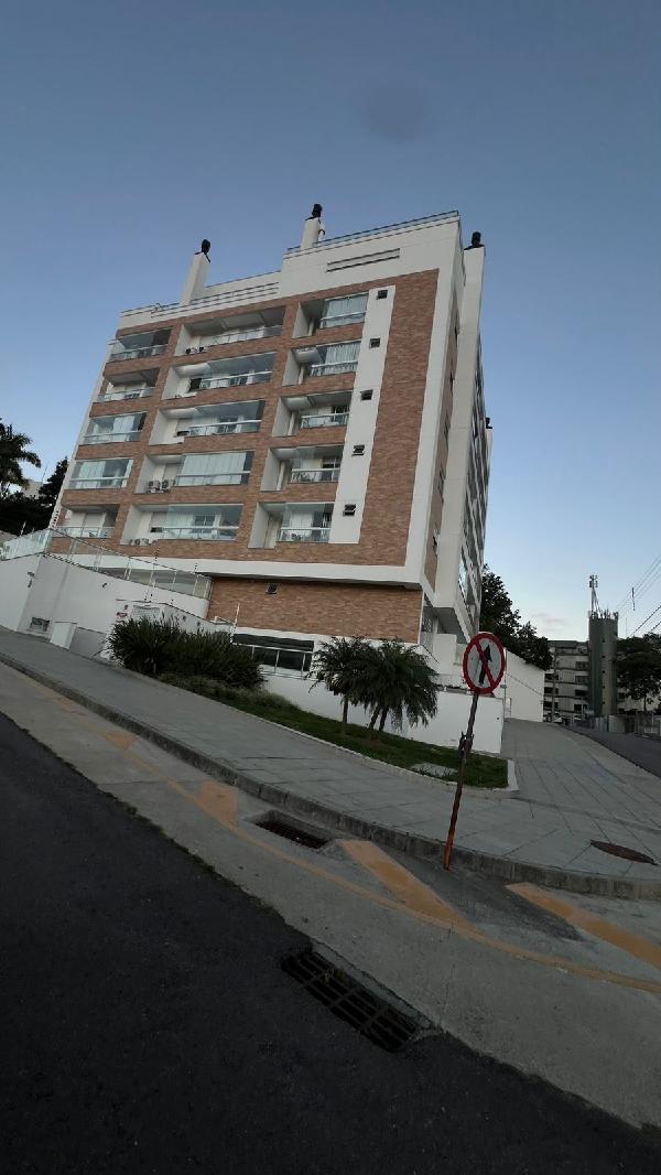 Vende-se em Florianopolis-SC  apto, 111.84 de área total, 74.73 de área privativa,  2_qto(s), a.serv, WC, 1_sala(s), cozinha.