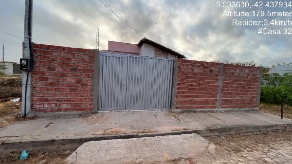 Vende-se em Altos-PI  Casa, 62.00 de área privativa, 200.00 de área do terreno,  2_qto(s), varanda, WC, 1_sala(s), cozinha, Terraco.