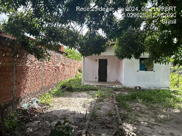Vende-se em Altos-PI  Casa, 48.75 de área privativa, 243.00 de área do terreno,  2_qto(s), varanda, WC, 1_sala(s), cozinha, 1_vaga(s) de garagem.