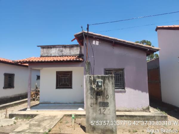 Vende-se em Agua Branca-PI  Casa, 63.00 de área total, 63.00 de área privativa, 180.00 de área do terreno,  2_qto(s), a.serv, WC, 1_sala(s), cozinha, Terraco.