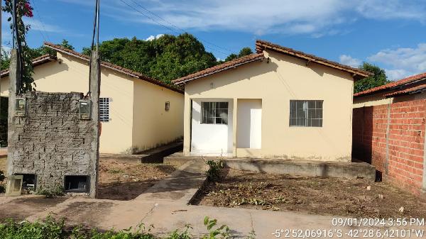 Vende-se em Altos-PI  Casa, 50.04 de área privativa, 160.00 de área do terreno,  2_qto(s), a.serv, WC, 1_sala(s), cozinha, 1_vaga(s) de garagem.