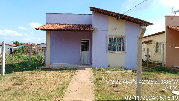 Vende-se em Altos-PI  Casa, 53.20 de área privativa, 300.00 de área do terreno,  2_qto(s), a.serv, WC, 1_sala(s), cozinha, Terraco, 1_vaga(s) de garagem.