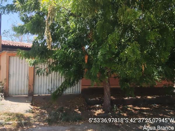 Vende-se em Agua Branca-PI  Casa, 125.42 de área total, 125.42 de área privativa, 300.00 de área do terreno,  3_qto(s), a.serv, WC, 1_sala(s), cozinha, Terraco, 1_vaga(s) de garagem.