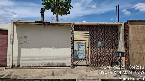 Vende-se em Agua Branca-PI  Casa, 62.32 de área total, 62.32 de área privativa, 300.00 de área do terreno,  2_qto(s), a.serv, WC, 1_sala(s), cozinha.