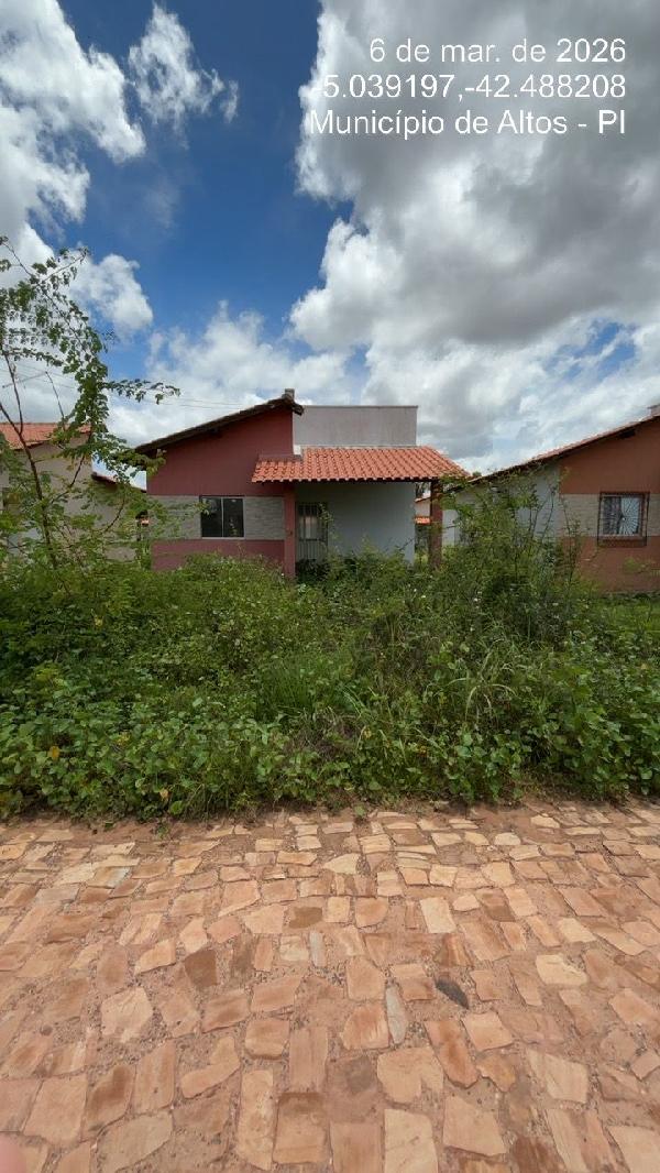 Vende-se em Altos-PI  Casa, 56.43 de área total, 56.43 de área privativa, 190.00 de área do terreno,  2_qto(s), varanda, a.serv, WC, 1_sala(s), cozinha.