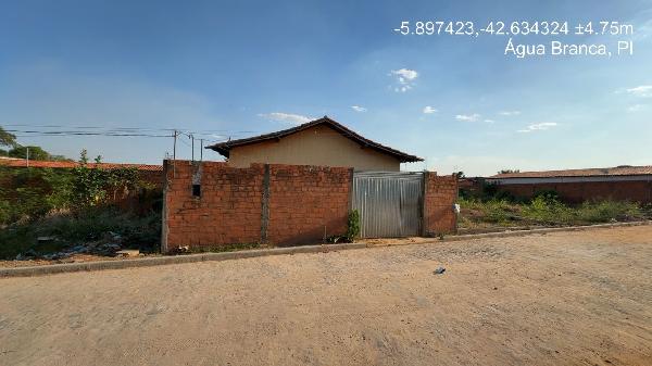 Vende-se em Agua Branca-PI  Casa, 93.70 de área total, 93.70 de área privativa, 150.00 de área do terreno,  2_qto(s), a.serv, WC, 2_sala(s), cozinha, 1_vaga(s) de garagem.
