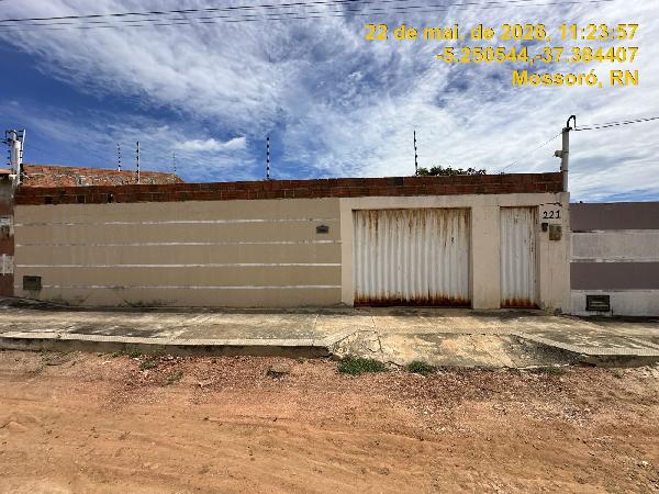 Vende-se em Mossoro-RN  Casa, 59.84 de área total, 59.84 de área privativa, 300.00 de área do terreno,  2_qto(s), varanda, a.serv, WC, 1_sala(s), cozinha.