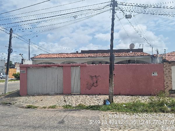 Vende-se em Natal-RN  Casa, 187.00 de área total, 187.00 de área privativa, 302.94 de área do terreno,  3_qto(s), a.serv, WC, WC Emp, 1_sala(s), 1 lavabo(s), DCE, cozinha, 2_vaga(s) de garagem