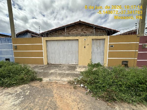 Vende-se em Mossoro-RN  Casa, 51.66 de área total, 51.66 de área privativa, 200.00 de área do terreno,  2_qto(s), varanda, a.serv, WC, 1_sala(s), cozinha.
