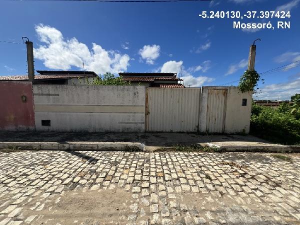Vende-se em Mossoro-RN  Casa, 58.60 de área total, 58.60 de área privativa, 200.00 de área do terreno,  2_qto(s), varanda, a.serv, WC, 1_sala(s), cozinha.