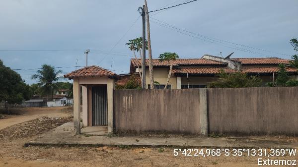 Vende-se em Extremoz-RN  Casa, 50.72 de área privativa, 81.43 de área do terreno,  2_qto(s), a.serv, WC, 1_sala(s), cozinha, 1_vaga(s) de garagem.
