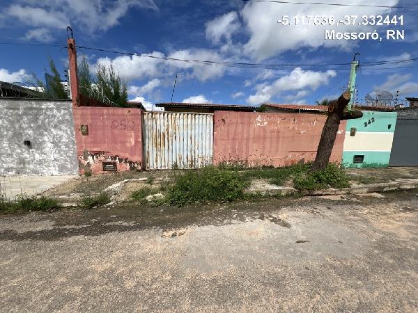 Vende-se em Mossoro-RN  Casa, 59.75 de área total, 59.75 de área privativa, 200.00 de área do terreno,  2_qto(s), varanda, a.serv, WC, 1_sala(s), cozinha, 1_vaga(s) de garagem.