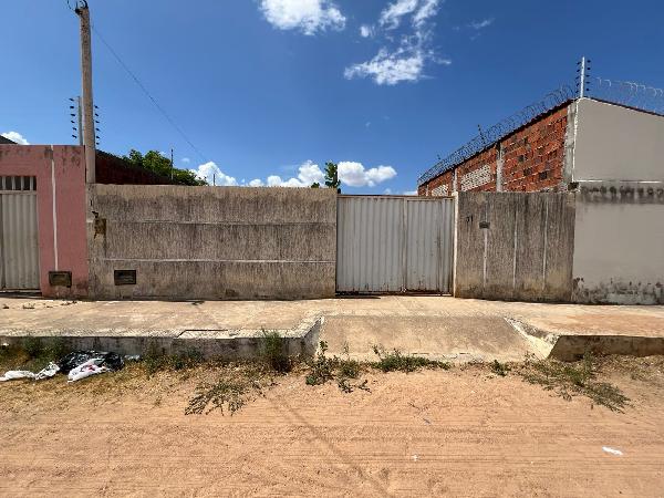 Vende-se em Mossoro-RN  Casa, 56.00 de área total, 56.00 de área privativa, 300.00 de área do terreno,  2_qto(s), varanda, a.serv, WC, 1_sala(s), cozinha, 1_vaga(s) de garagem.
