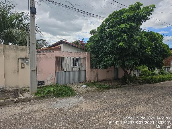 Vende-se em Mossoro-RN  Casa, 51.66 de área total, 51.66 de área privativa, 200.00 de área do terreno,  2_qto(s), varanda, a.serv, WC, 1_sala(s), cozinha.
