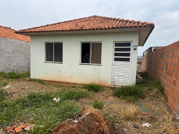 Vende-se em Apucarana-PR  Casa, 45.74 de área total, 45.74 de área privativa, 200.00 de área do terreno,  2_qto(s), a.serv, WC, 1_sala(s), cozinha, 1_vaga(s) de garagem.