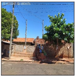 Vende-se em Santa Monica-PR  Casa, 47.79 de área total, 47.29 de área privativa, 204.00 de área do terreno,  2_qto(s), a.serv, WC, 1_sala(s), cozinha.