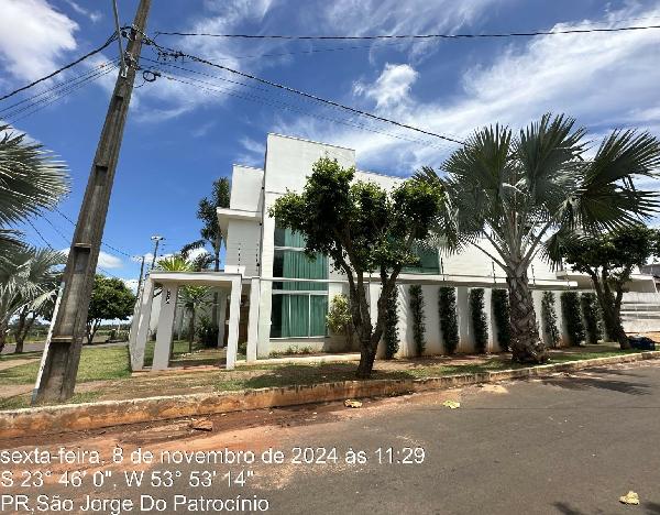 Vende-se em Sao Jorge Do Patrocinio-PR  Casa, 325.50 de área privativa, 426.80 de área do terreno,  3_qto(s), WC, 1_sala(s), 1 lavabo(s), cozinha, 2_vaga(s) de garagem.