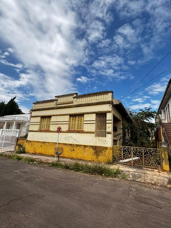 Vende-se em Cruz Alta-RS  Casa, 244.26 de área total, 244.26 de área privativa, 427.68 de área do terreno.