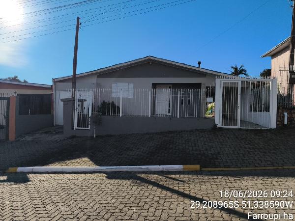 Vende-se em Farroupilha-RS  Casa, 143.29 de área total, 143.29 de área privativa, 371.70 de área do terreno,  3_qto(s), a.serv, WC, 1_sala(s), cozinha.