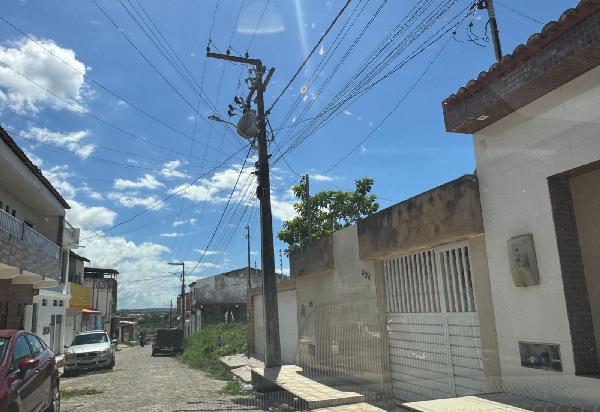 Vende-se em Sao Cristovao-SE  Casa, 90.88 de área total, 90.88 de área privativa, 126.00 de área do terreno,  2_qto(s), a.serv, WC, 1_sala(s), cozinha.