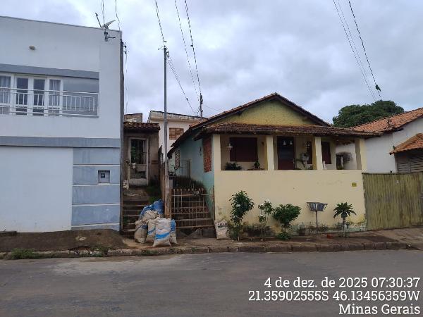 Vende-se em Areado-MG  Casa, 69.86 de área total, 69.86 de área privativa, 134.81 de área do terreno,  2_qto(s), a.serv, WC, 1_sala(s), cozinha, 1_vaga(s) de garagem.