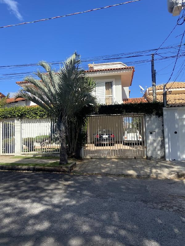 Vende-se em Belo Horizonte-MG  Casa, 394.75 de área total, 394.75 de área privativa, 420.00 de área do terreno,  5_qto(s), a.serv, WC, WC Emp, 1_sala(s), 1 lavabo(s), cozinha.