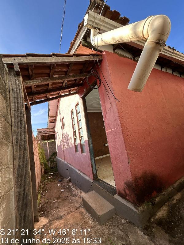 Vende-se em Areado-MG  Casa, 68.55 de área total, 68.55 de área privativa, 118.50 de área do terreno,  3_qto(s), a.serv, WC, 1_sala(s), cozinha.
