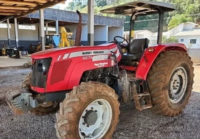 Trator Massey Ferguson 4275 modelo 2013, semi novo, para uso em lavoura. Leilão