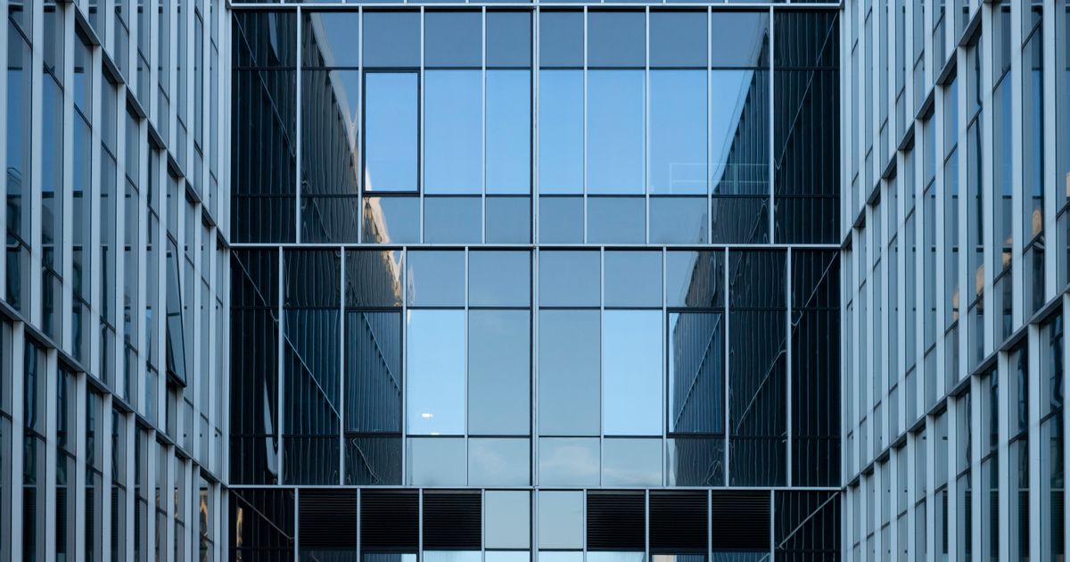 Glasreinigung im Bürogebäude: Kosten, Intervalle & Tipps