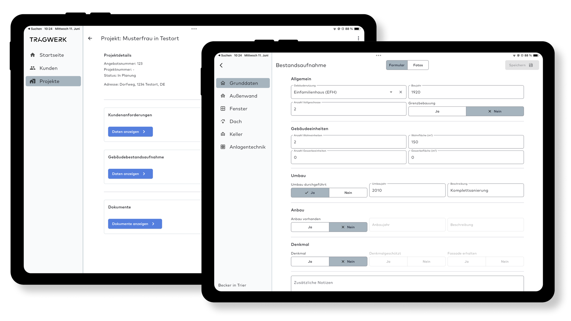 Zwei Tablets zeigen Projektmanagement- und Dateneingabe-Benutzeroberflächen auf Deutsch, mit dem Projektnamen 'Musterfrau in Testort' und detaillierten Bau-Datenformularen.
