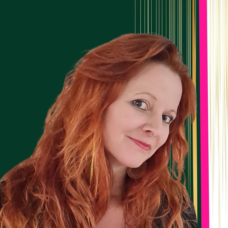 Frau mit langen, roten Haaren vor einem grünen Hintergrund mit vertikalen bunten Streifen rechts.