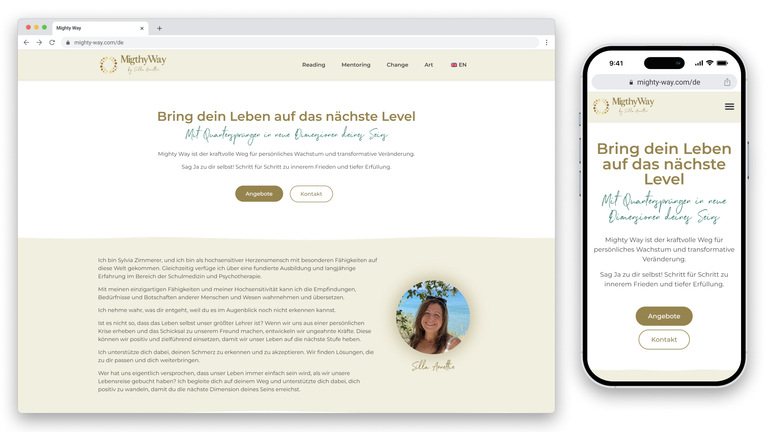 Ein Desktop-Bildschirm und ein Smartphone-Bildschirm zeigen die Website von MightyWay mit einem sauberen, minimalistischen Design, beigefarbenem Hintergrund, Slogan und einem Foto einer lächelnden Frau.