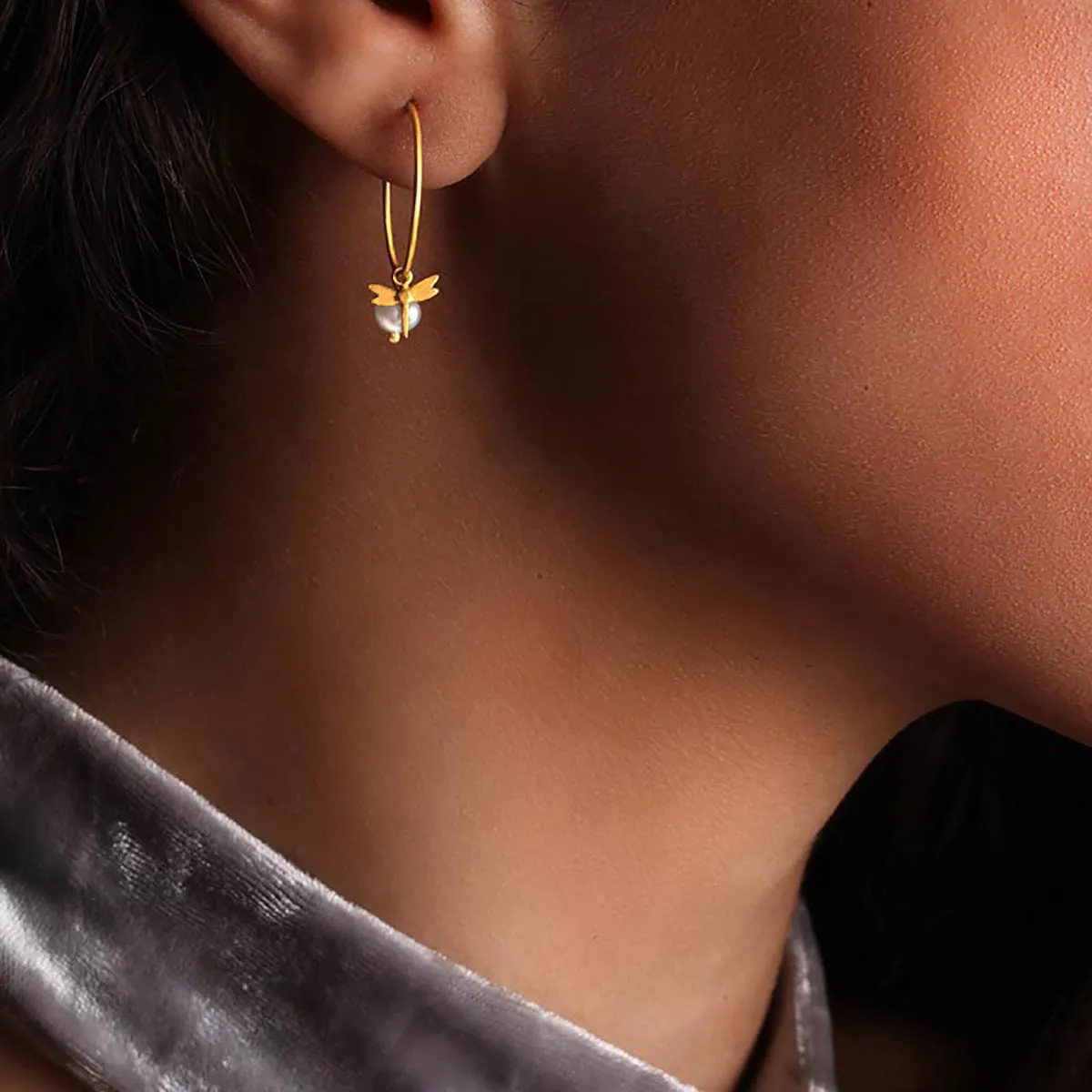 گوشواره حلقه ای طلا طرح سنجاقک همراه با مروارید
