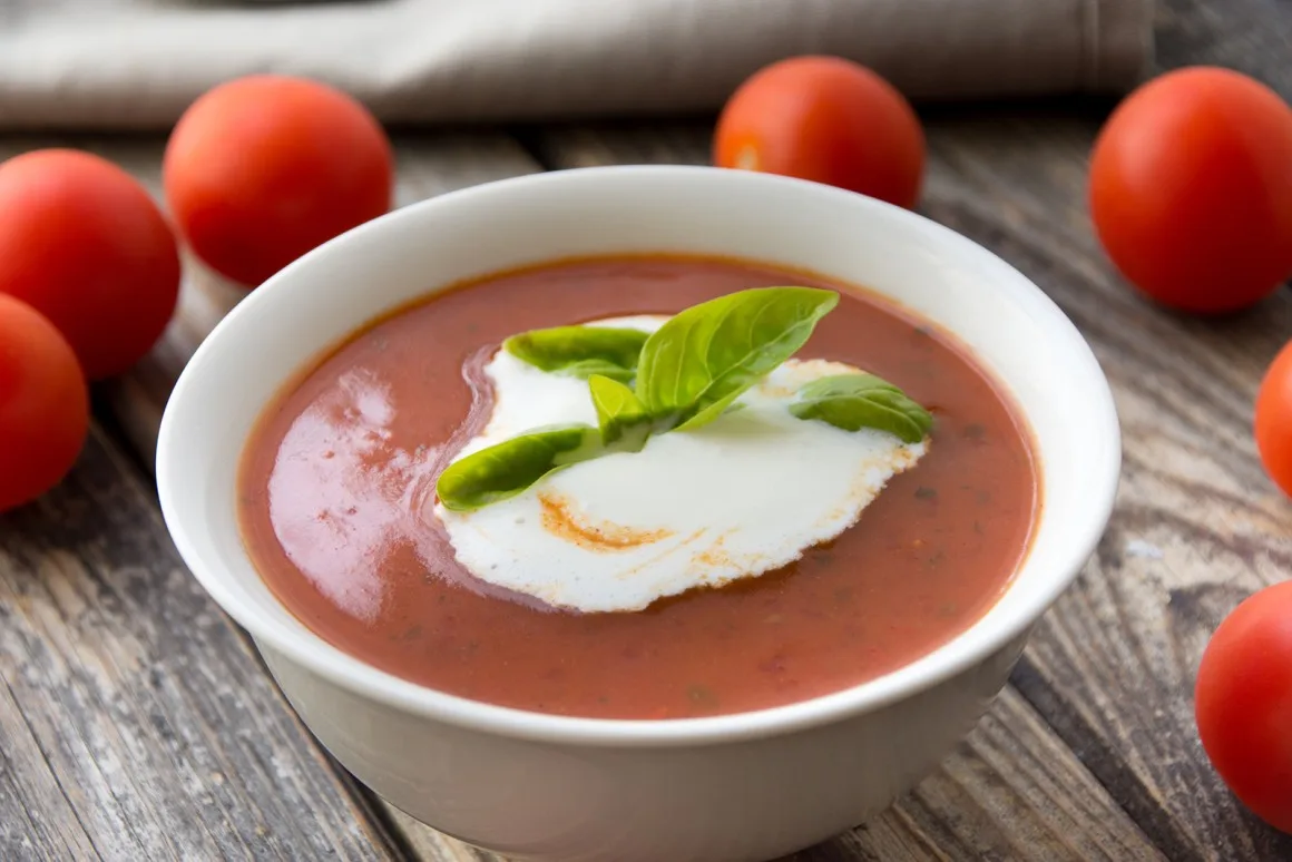 Tomatensuppe mit Basilikum