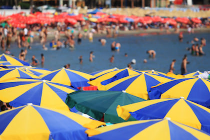 Freiwilligenarbeit - überfüllter Strand