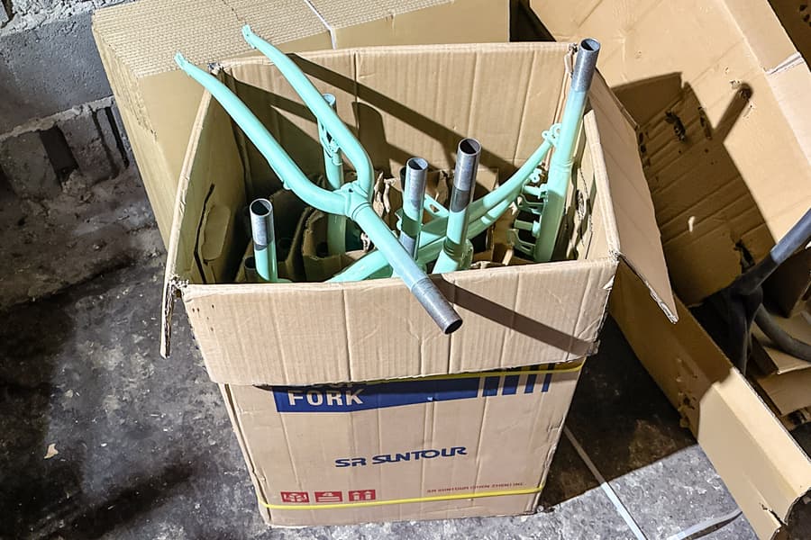 Karton mit Fahrradgabeln