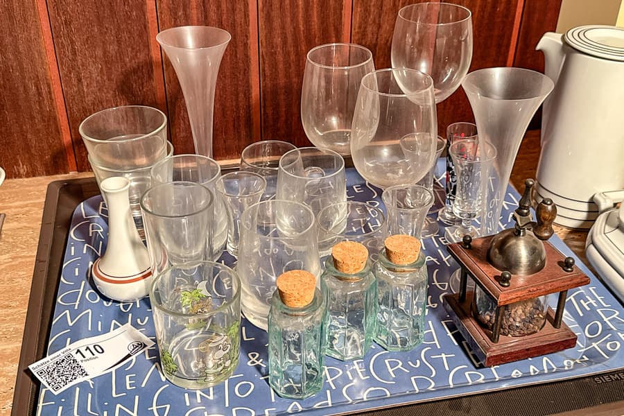 Tablett mit diversen Gläsern und Pfeffermühle