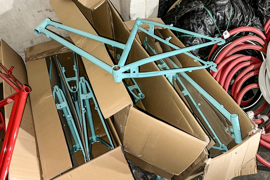 3 Kartons mit Fahrradrahmen